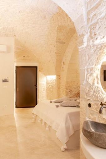 Alesia Luxury Cave Bed & Breakfast Остуни Екстериор снимка